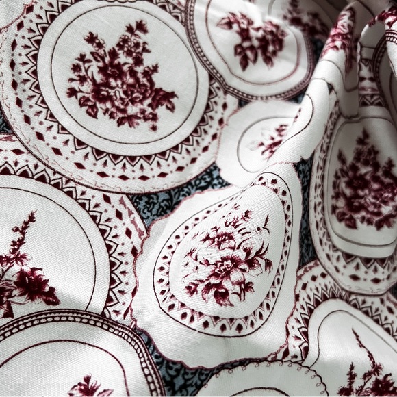 Fat Quarter 100% Fabric - Plates Print in White, Burgundy, Dark Slate - Picture 1 of 3